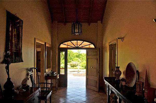 Le hall d�entr�e vu depuis la cour centrale (patio
	<img class=